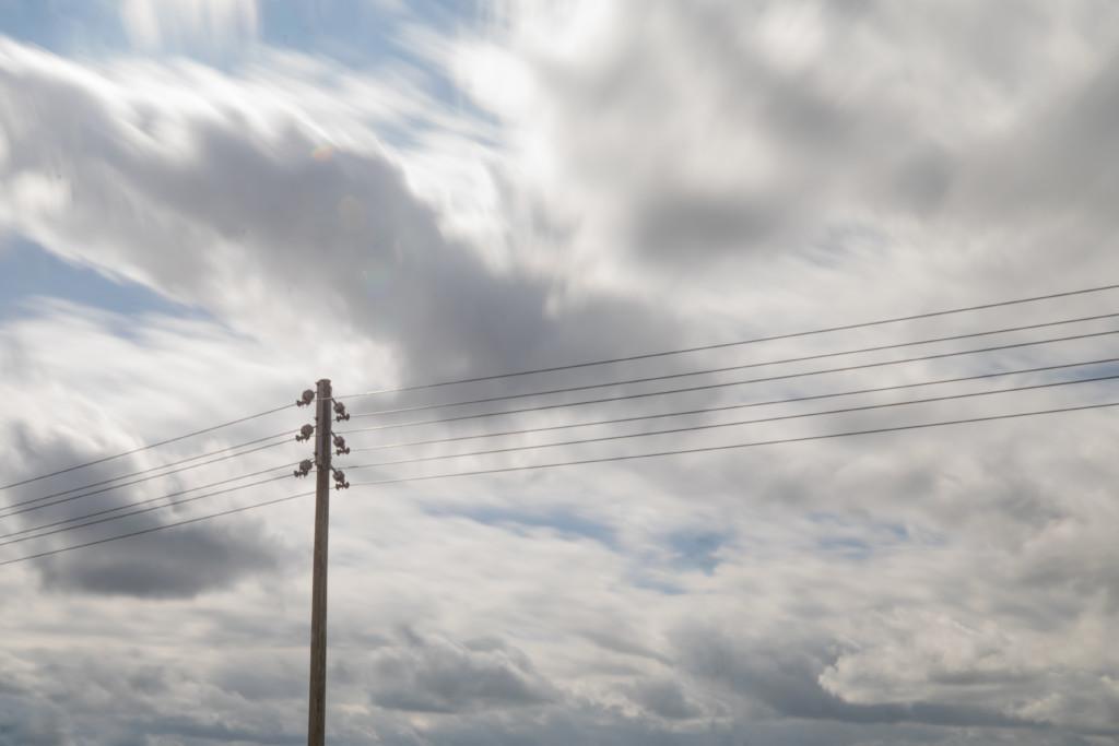 Voimalinja ja pilviä